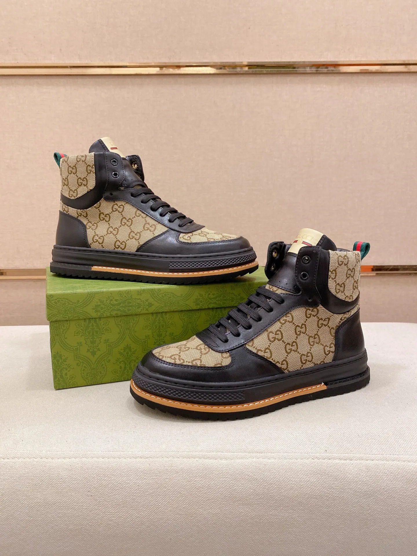 Men's shoes 💰 440 💰 High-quality new high-top GUCCI counters are on the market at the same time. The new men's shoes, 😘fabrics are selected imported cowhide, lining: sheepskin lining. 👍🏿 High-end ☄️ air-cushion molded anti-slip rubber outsole, exquisite lines, simple and elegant, comfortable and high-end for leisure travel. Code number: 38 to 44 (45 can be customized and cannot be returned or exchanged)